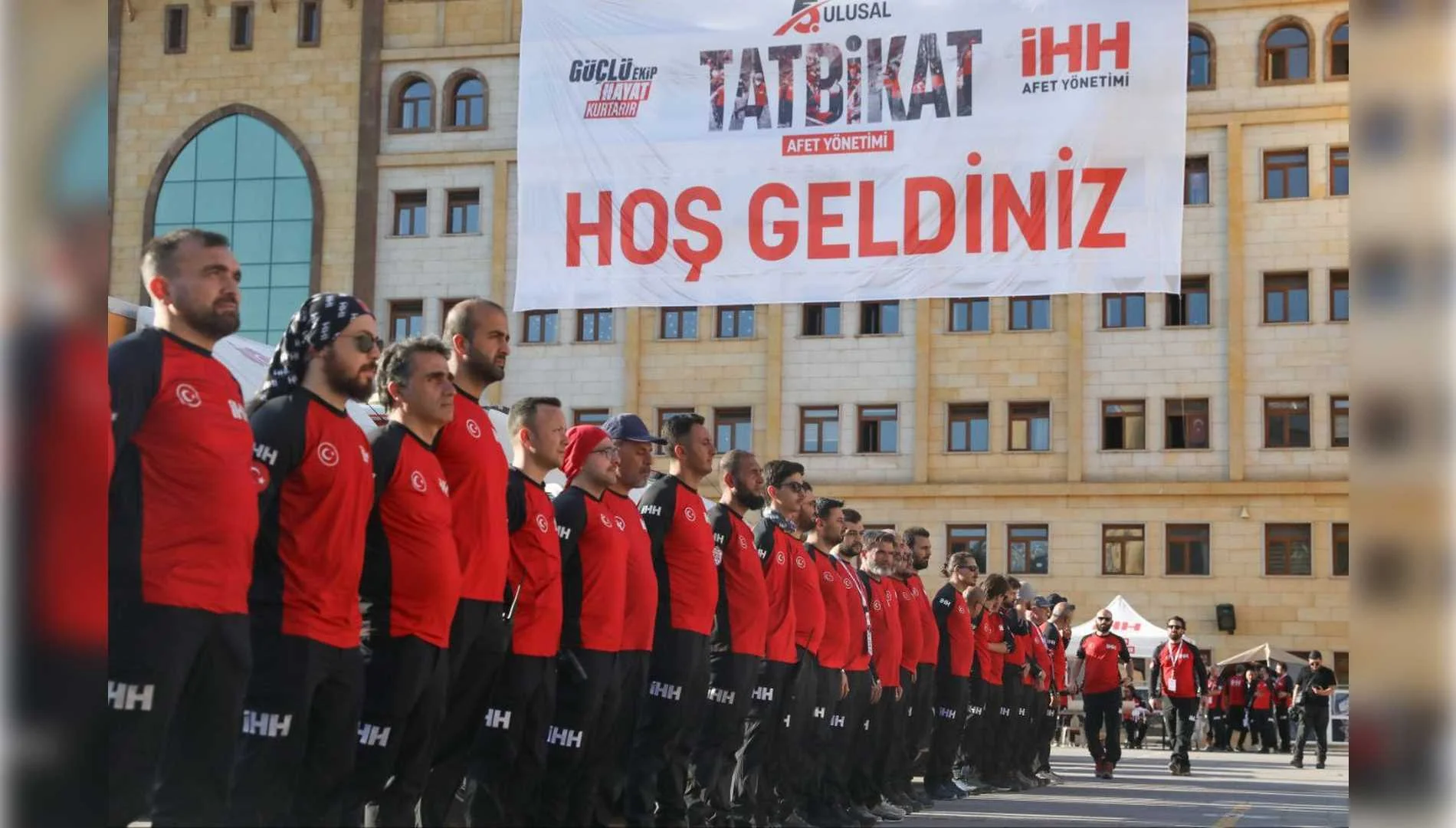 İHH gönüllüleri tatbikatta birlikte sıralanıyor